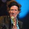 Гитарист Rolling Stones попал в больницу, упав с пальмы