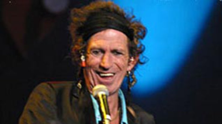 Гитарист Rolling Stones попал в больницу, упав с пальмы