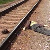Пенсионер покончил жизнь самоубийством, положив голову под поезд