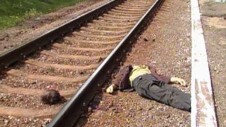 Пенсионер покончил жизнь самоубийством, положив голову под поезд