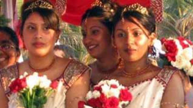 В Индии пышно отпраздновали свадьбу женщины с коброй