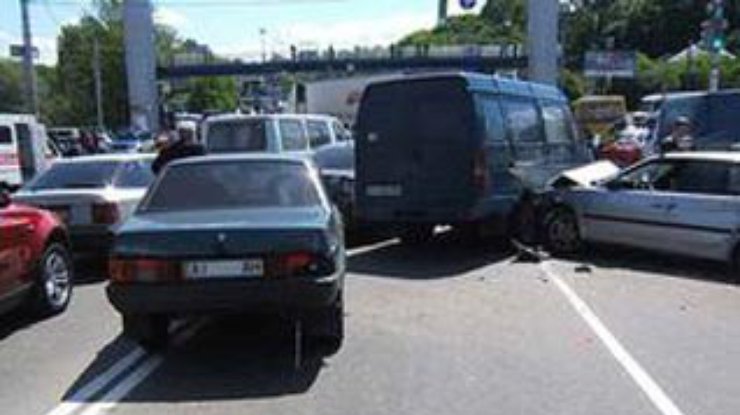 В центре Киева грузовик протаранил 15 машин