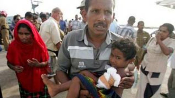 Тысячи мирных жителей пешком бегут из зоны конфликта на Шри-Ланке