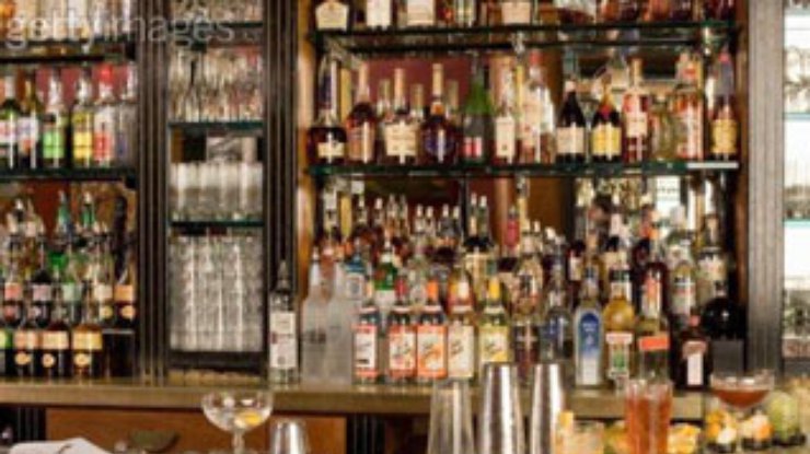 В ирландском баре продается коктейль с золотыми хлопьями