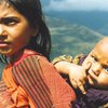 Десятки непальских женщин вышли в поля голышом