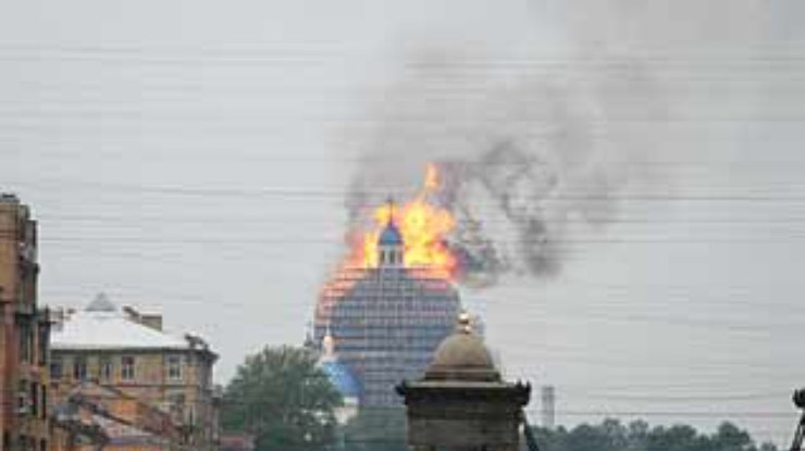 В Петербурге обрушился центральный купол горящего Троицкого собора (Дополнено в 18:17)