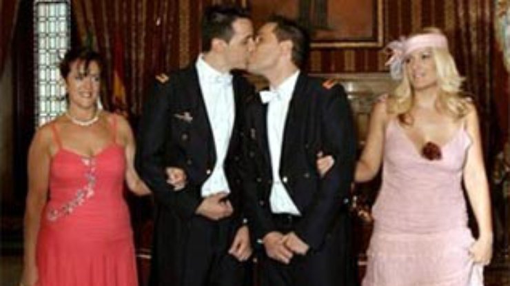 В испанской армии впервые зарегистрировали однополый брак