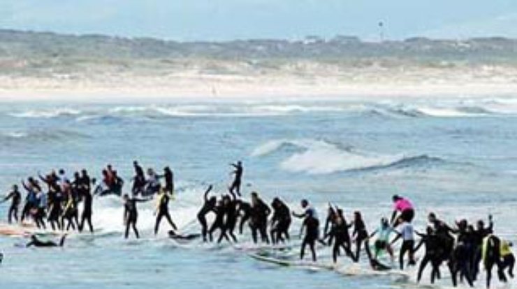 Серфингисты ЮАР побили рекорд массовости