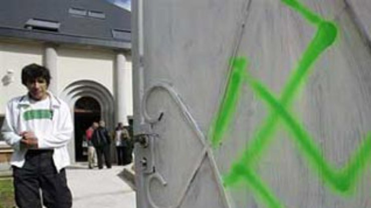 Вандалы расписали свастиками французские мечети
