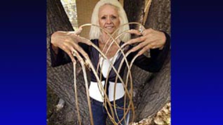 Жительница США отрастила ногти длиной 7,5 метра