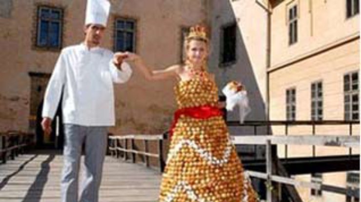 Ужгородский пекарь подарил своей невесте платье из пирожных