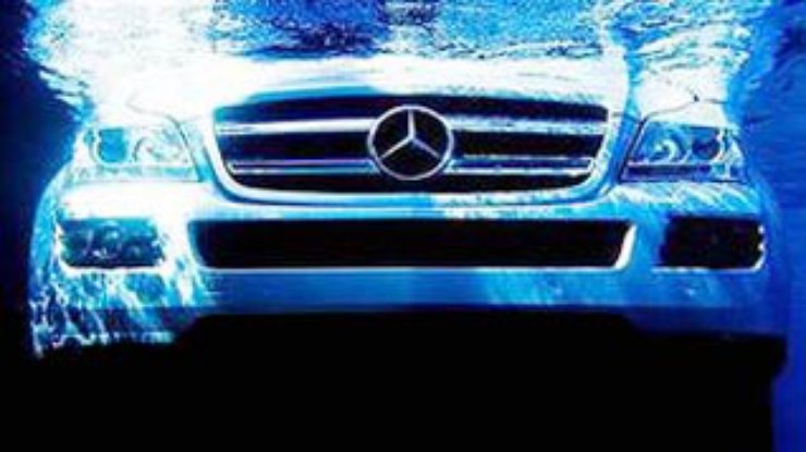Mercedes-Benz GL450 утопили в угоду искусству