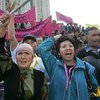 В Бишкеке тысячи оппозиционеров вышли на митинг (Дополнено в 20:38)