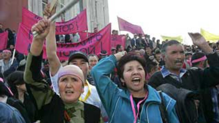 В Бишкеке тысячи оппозиционеров вышли на митинг (Дополнено в 20:38)