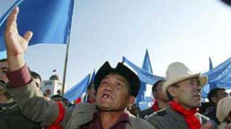 Митингующих в Бишкеке становится больше (Дополнено в 14:31)