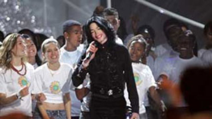 Фанаты освистали возвращение Майкла Джексона на сцену