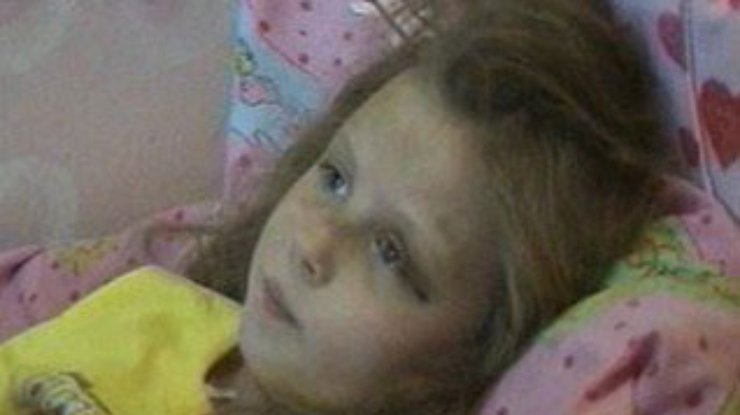 Оскаженіла тітка накинулася на шестирічну дівчинку з ножем та пательнею