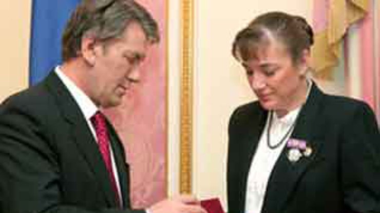 Ющенко наградил орденом первую женщину-космонавта украинского происхождения