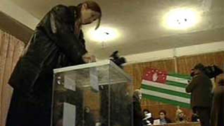 Саакашвили назвал выборы в Абхазии "беззаконием"