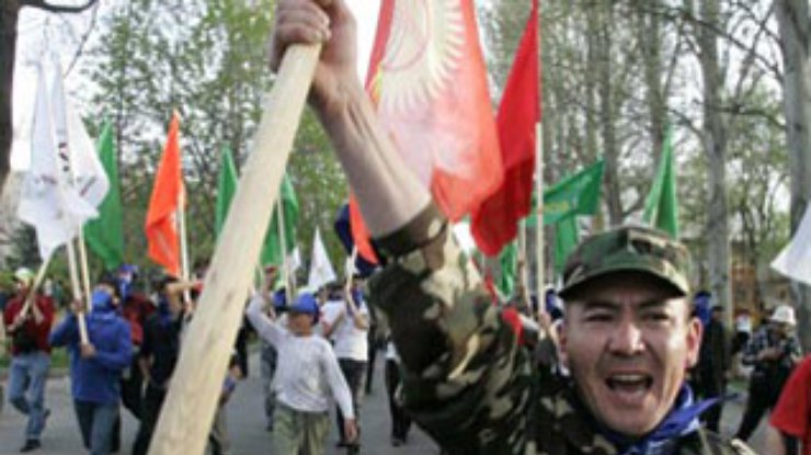В Бишкеке произошла массовая драка на митинге оппозиции