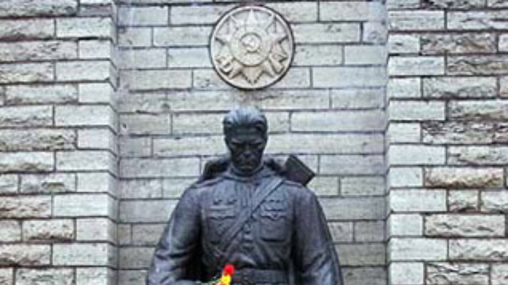 В Таллине начали демонтаж памятника советским воинам