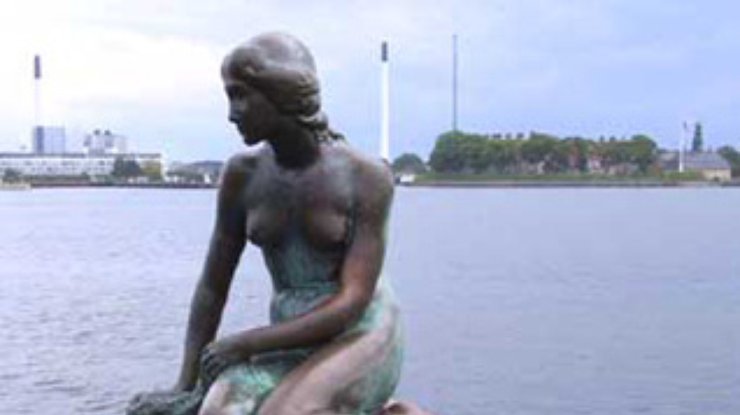 Статую русалки в Копенгагене одели в мусульманскую одежду