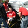 Инвалид в кресле-каталке разогнался на американском хайвэе до 80 км/ч.