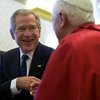 Джордж Буш фамильярничал в гостях у папы римского