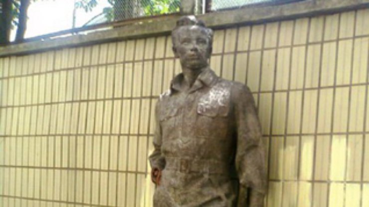 В Киеве нашелся пропавший памятник Аркадию Гайдару