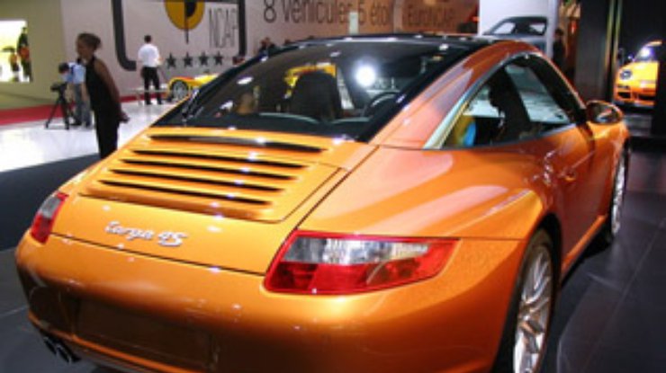 Посетитель автовыставки угнал Porsche сквозь стеклянные двери