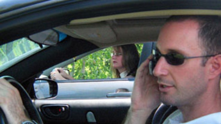 Немецкого водителя арестовали за одновременное использование двух телефонов