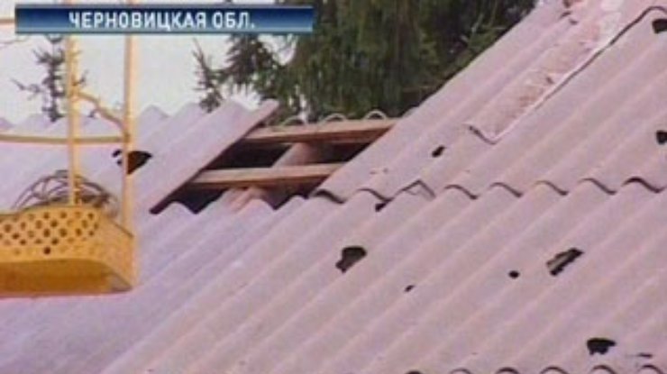 На Буковине град лишил жителей крыши над головой