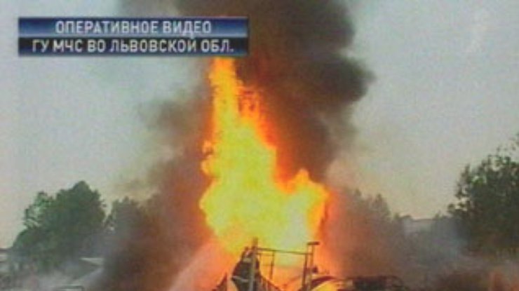 На нефтебазе во Львове загорелись цистерны с бензином