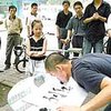 Китайский житель рисует иероглифы языком