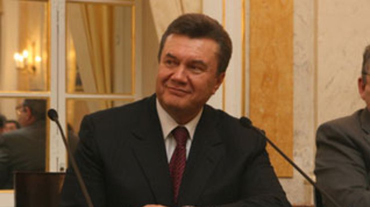 Янукович вернулся к работе
