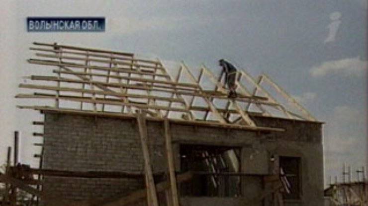 Жители Волыни борются с последствиями урагана своими силами