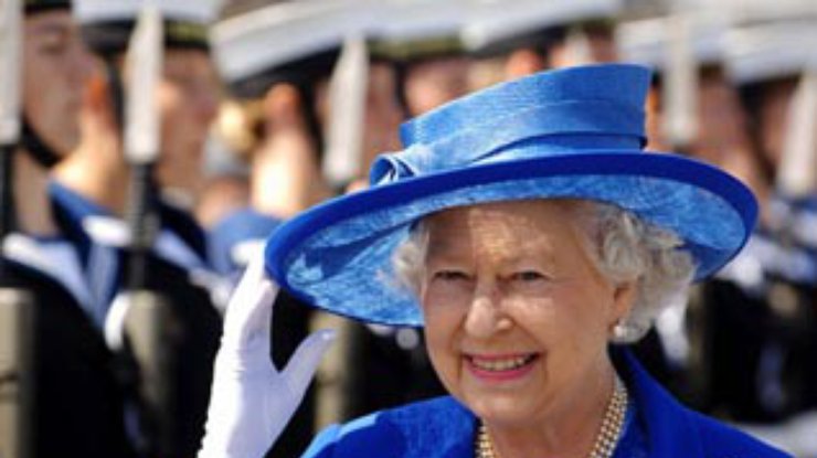 Королева Великобритании выиграла в школьную лотерею