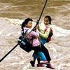 В Китае дети ходят в школу с помощью веревки и карабина