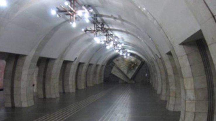 В метро на "Лыбидской" взяли людей с гранатами