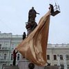 В Одессе таки открыли памятник Екатерине II. Не без драки