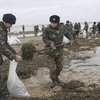 Собранный в Керченском проливе мазут смывает обратно в море