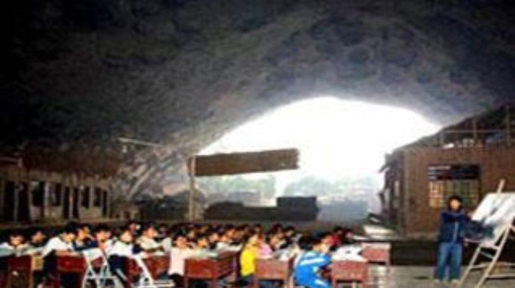 В горном китайском селе школу соорудили прямо в пещере