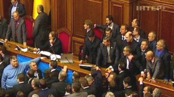 Украину признали "дефектной демократией"