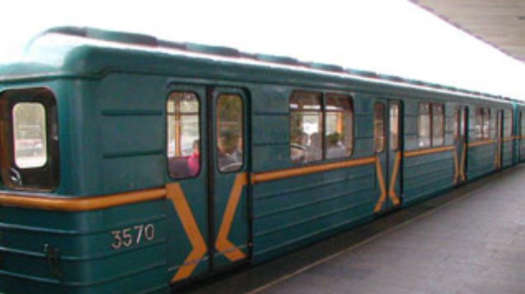 Женщина бросилась под поезд киевского метро (Дополнено)