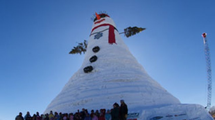Американцы построили самого большого снеговика