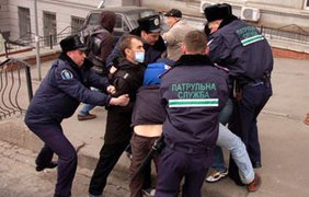 Милиция силой разогнала протестующих против застройки Киева