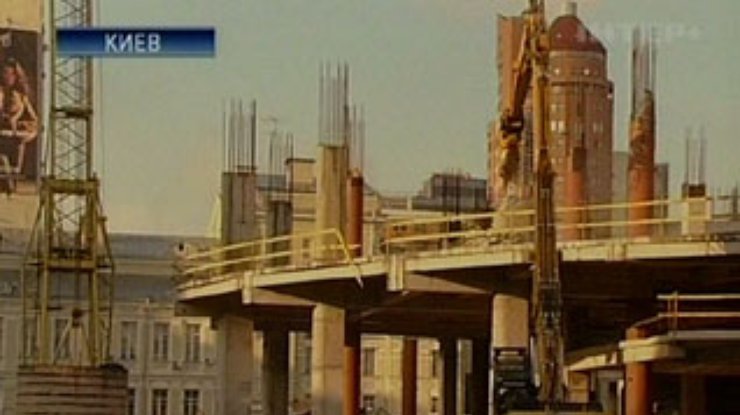 В Киеве начался демонтаж ТРК "Троицкий"