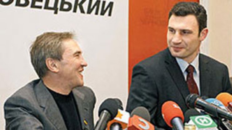 Кличко и Черновецкий одинаково популярны в Киеве