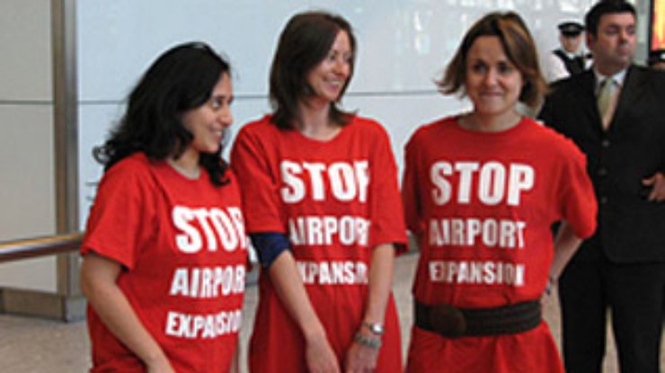 Флеш-моб протеста прошел в новом терминале лондонского аэропорта