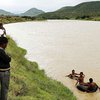 Чтобы добраться до школы, дети переплывают реку с крокодилами